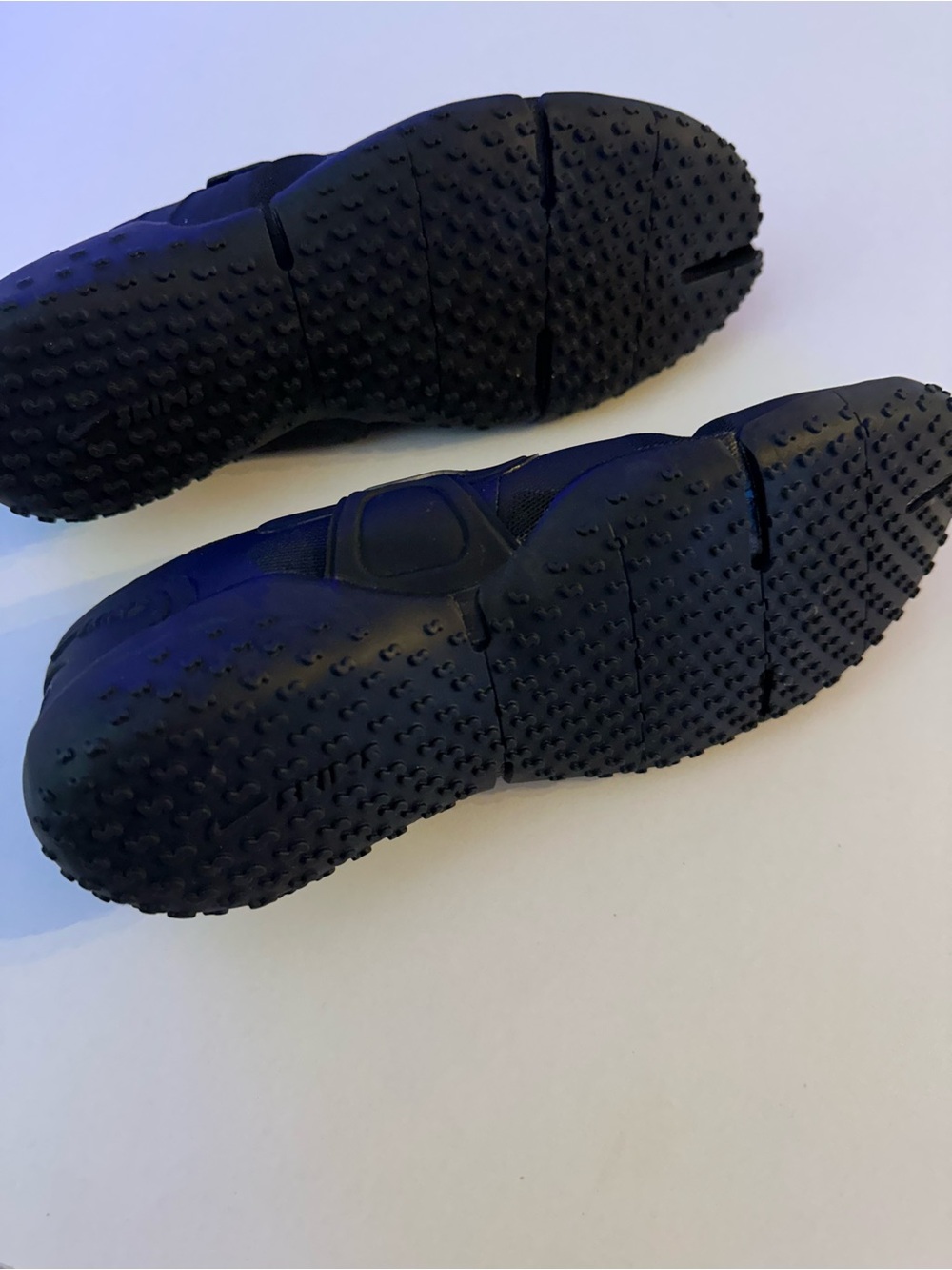 SKIMS Mesh Rift Sneakers NEW - Picture 3 of 3